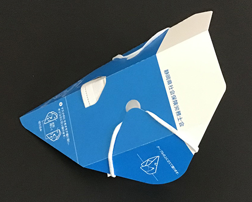 手に持つマスク__静岡県社会保険労務士会さま